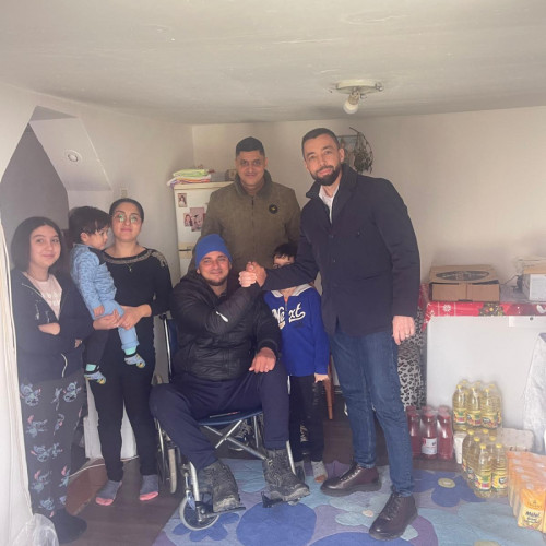 Tânăr în scaun cu rotile primește ajutor prin fapte bune