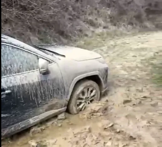 Turiști blocați în noroi după direcționare greșită a aplicației de navigare