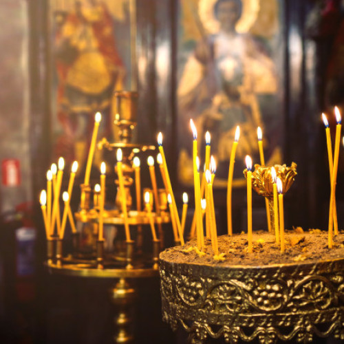 Credincioșii ortodocși sărbătoresc Lunea Albă, o zi de bucurie și tradiții