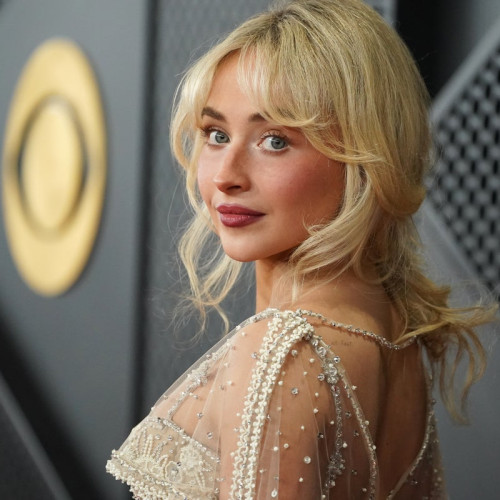 Sabrina Carpenter stârnește dezbateri în urma reacției la un fan care i-a întrerupt concertul de la Coachella