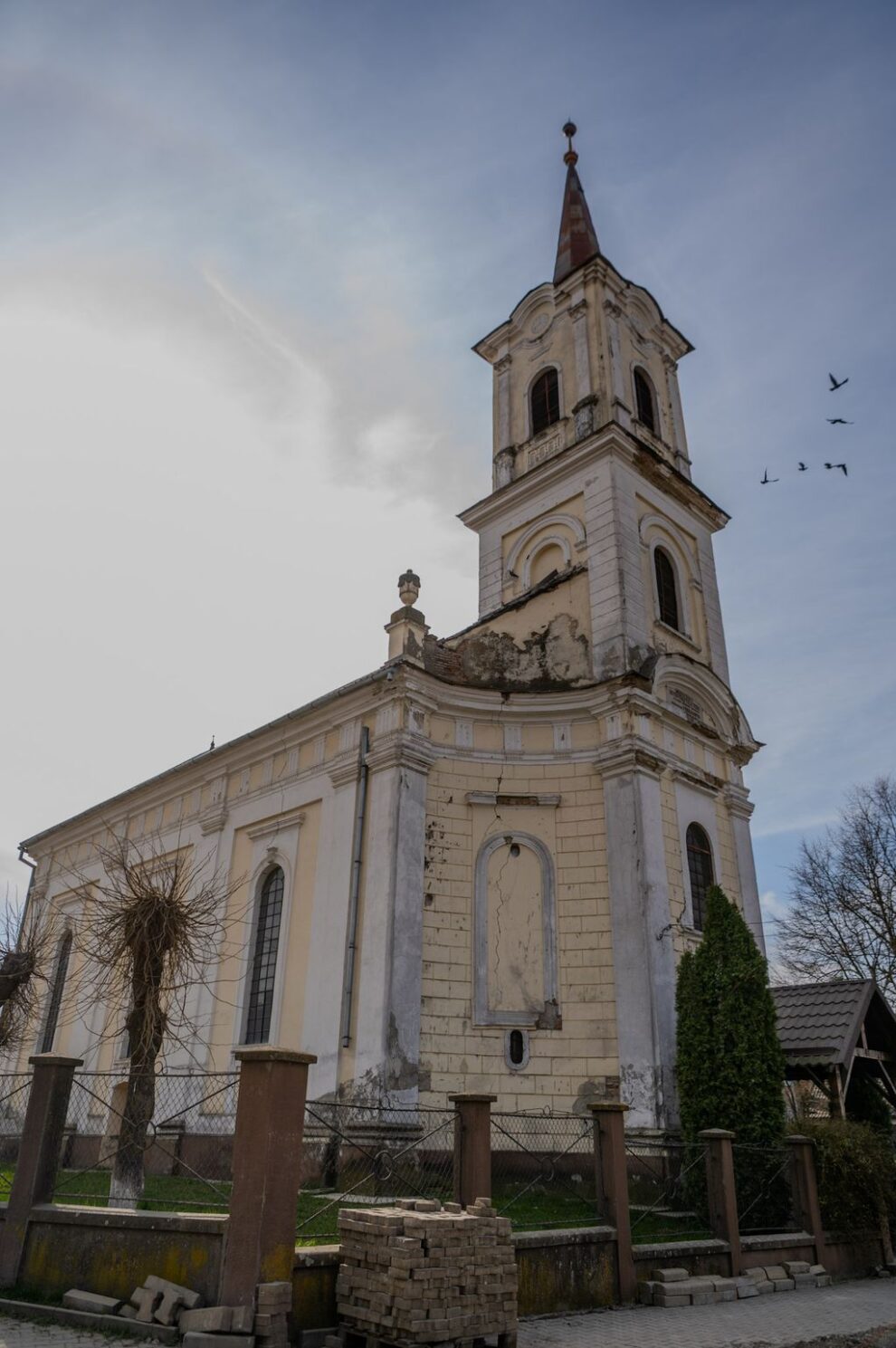 Biserica Reformată din Sărata se confruntă cu deteriorări majore