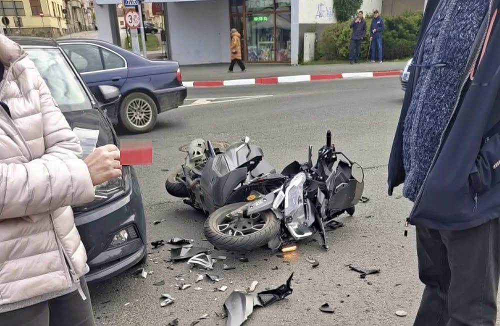 Accident rutier în Sibiu: un motociclist de 21 de ani rănit