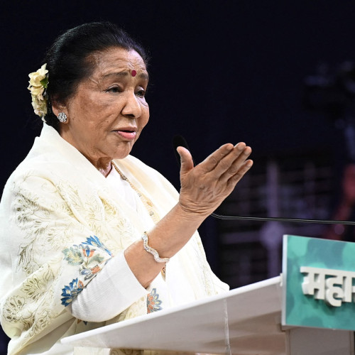 A murit cântăreața legendară bollywoodiană Asha Bhosle, la 92 de ani