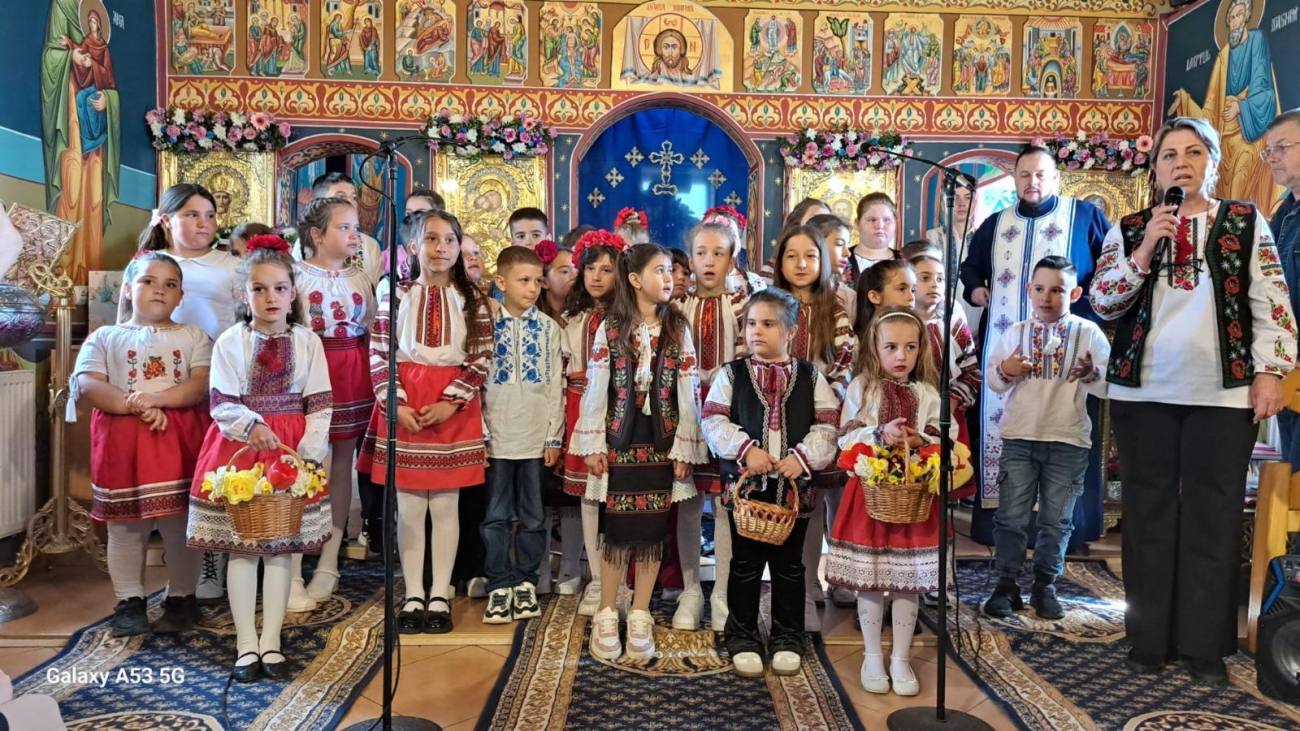 Oameni din Jugureni ajută 100 de copii cu produse de igienă și dulciuri