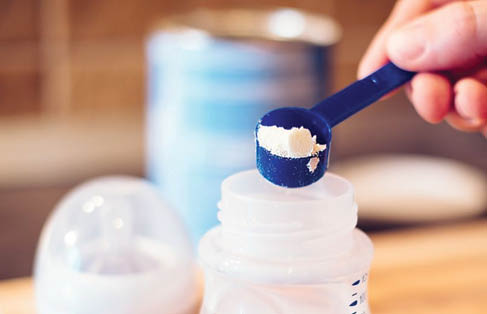 Dezbaterile despre laptele potrivit pentru copii: integral versus degresat