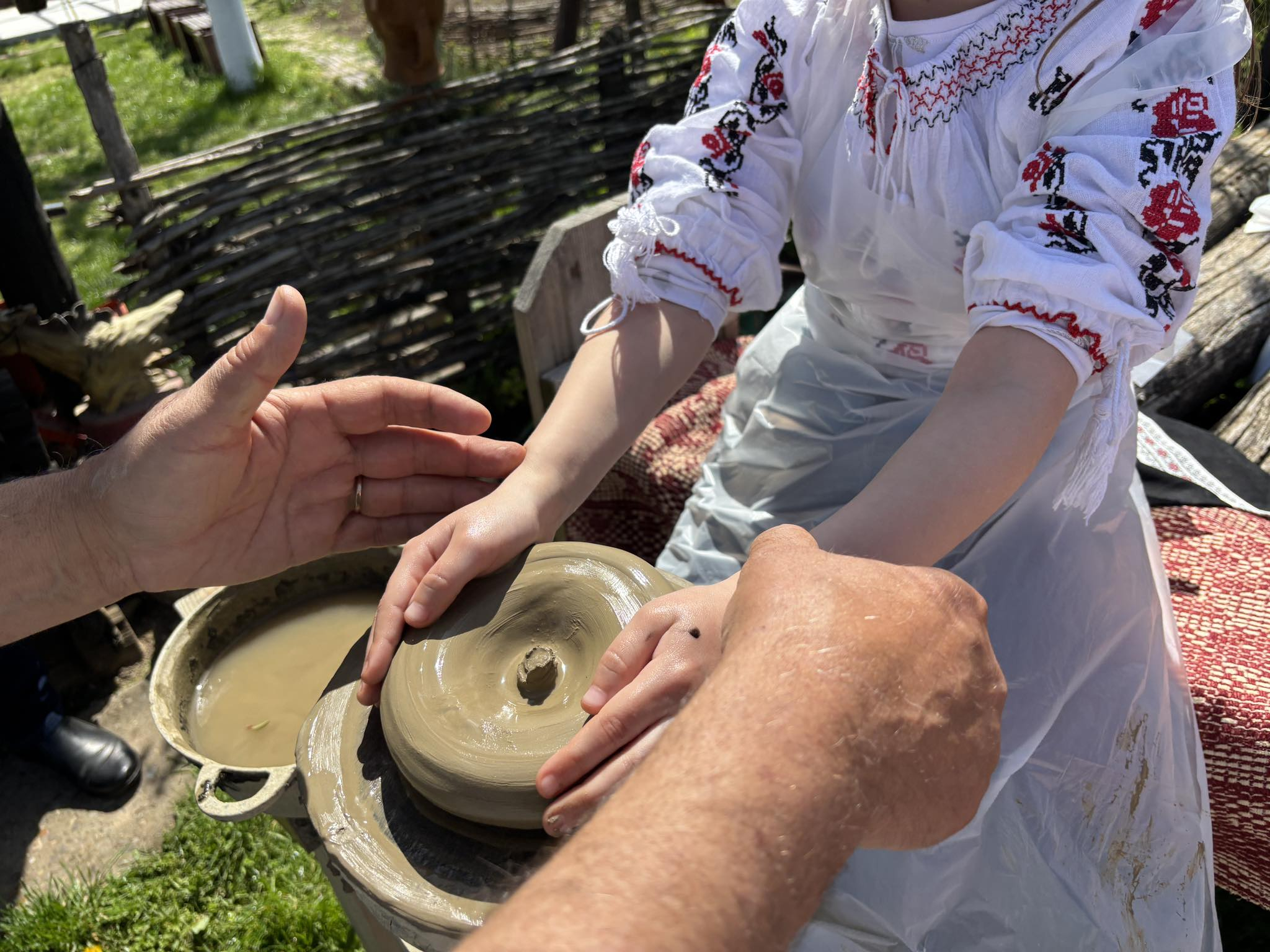 Ateliere de meșteșugărit la „Vatra cu Dor” pentru tinerii pasionați de tradiții