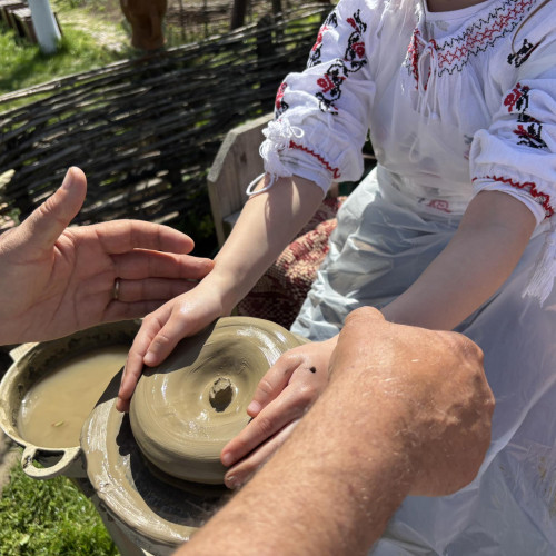 Ateliere de meșteșugărit la „Vatra cu Dor” pentru tinerii pasionați de tradiții