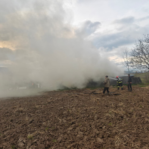 Incendiu devastator în Negrești, o femeie de 88 de ani internată