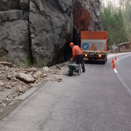 Alertă de căderi de pietre în Cheile Bicazului