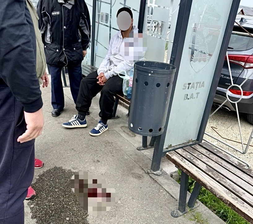 Tânăr rănit grav în stația de autobuz din Bascov după o criză medicală