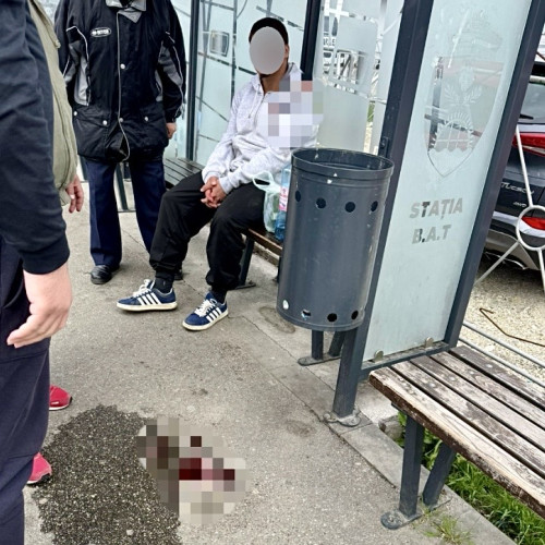Tânăr rănit grav în stația de autobuz din Bascov după o criză medicală