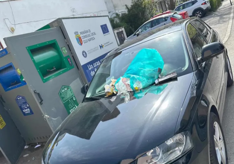 Șofer din Cluj-Napoca îndură indignare după ce mașina i-a fost acoperită cu deșeuri