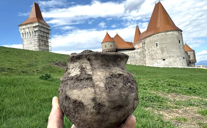 Descoperiri din perioada Hallstatt lângă Castelul Corvinilor