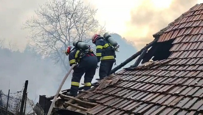 Incendiu devastator în Săcărâmb, o femeie suferă un atac de panică