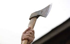 Un bărbat din Teliucu Inferior, prins cu toporul după ce a amenințat vecinii