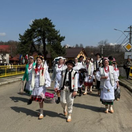 Sute de polonezi din Bucovina celebru tradiția „Împărțirea cu oul sfințit”