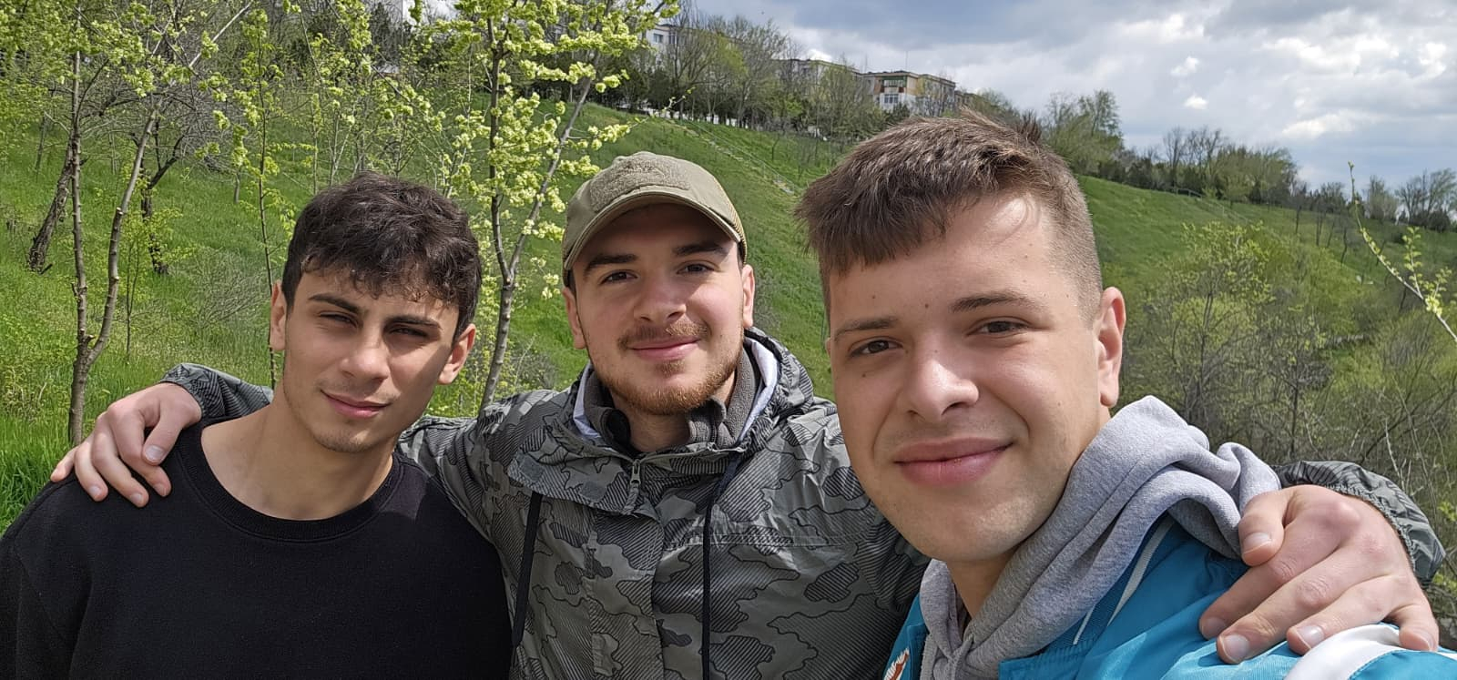 Trei tineri din Galați curăță parc în Vinerea Mare