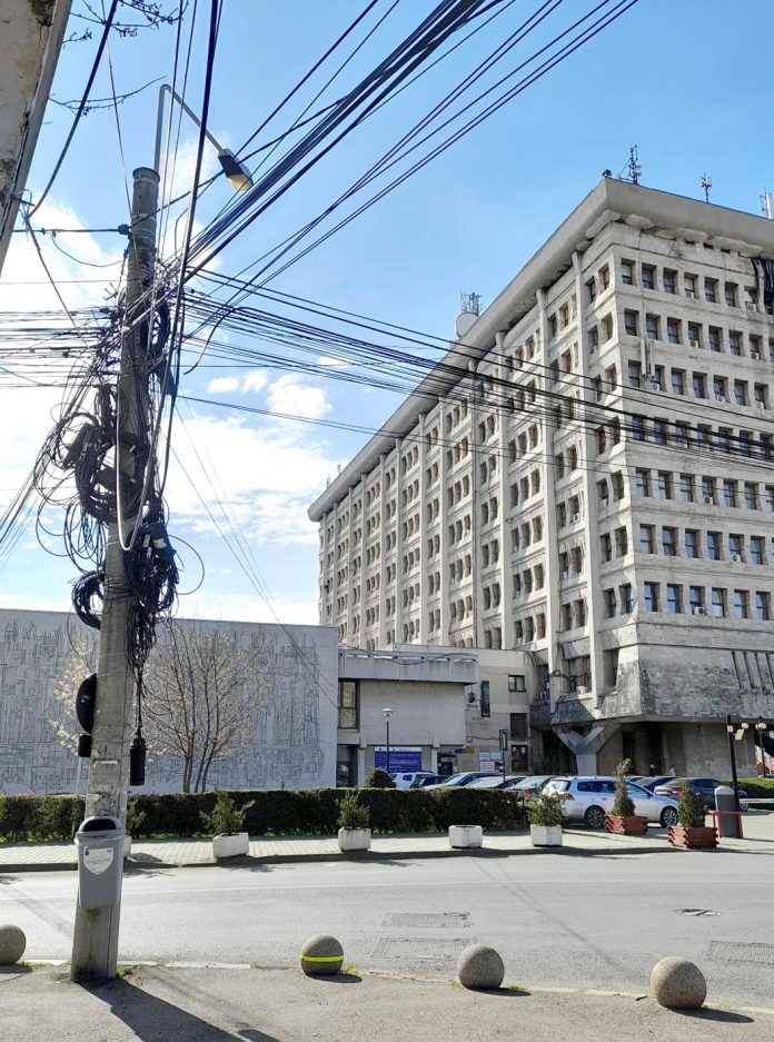 Stâlpul decorat cu cabluri din Ploiești va fi curățat în mai