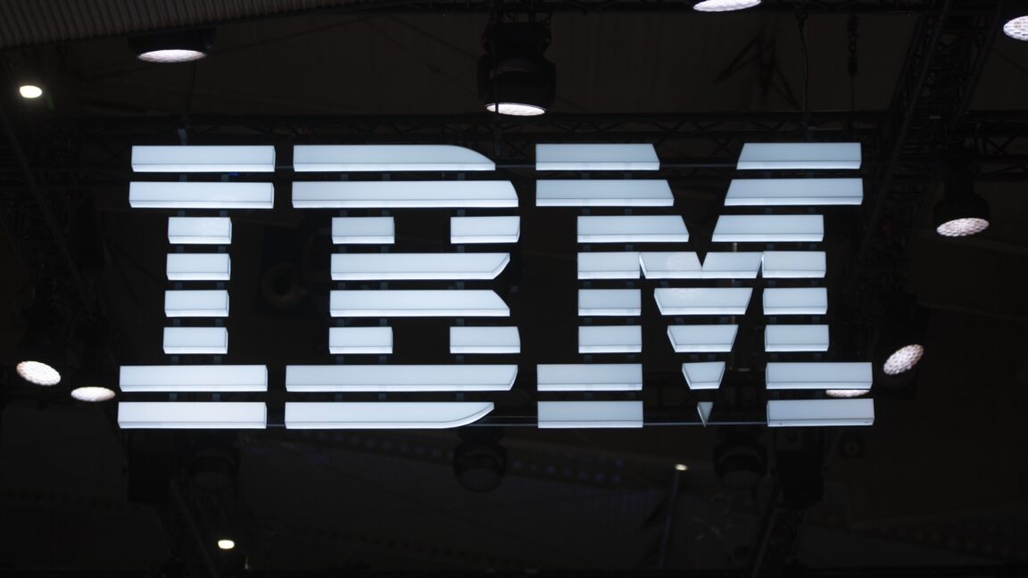 IBM cedează în fața presiunii anti-DEI a lui Trump, recunoaște nereguli dar plătește o penalizare de 17 milioane USD