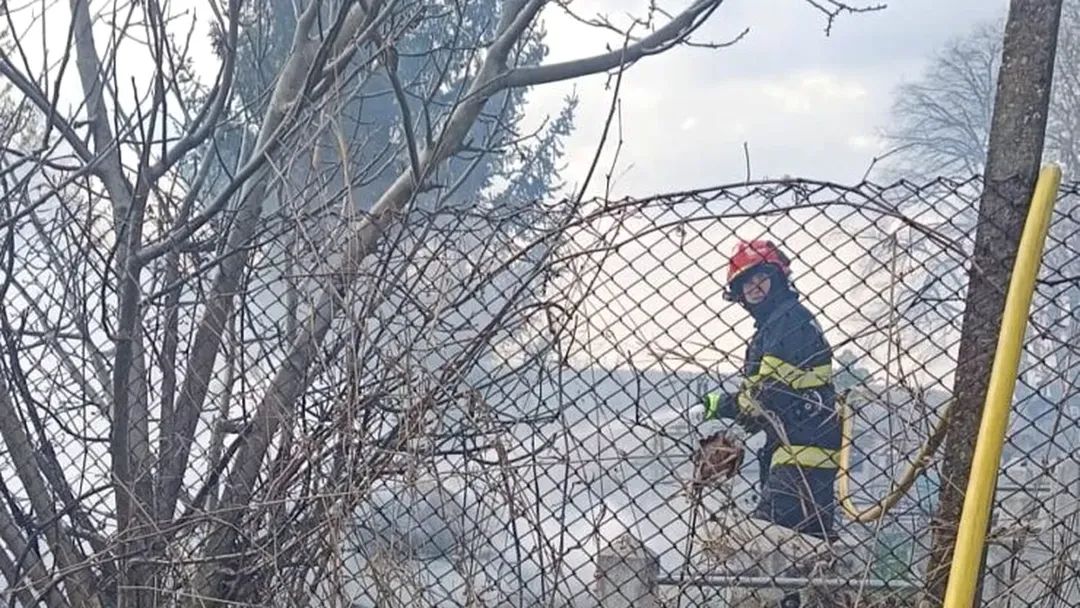 Incendiu în cimitirul din Schit Orășeni provocat de o lumânare lăsată aprinsă