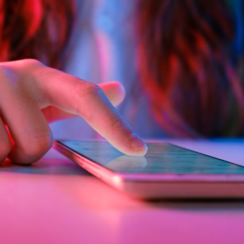 UE finalizează sistemul de verificare a vârstei pentru platformele online