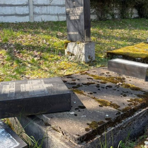 Ambasada Israelului condamnă vandalizarea mormintelor evreiești din Reghin