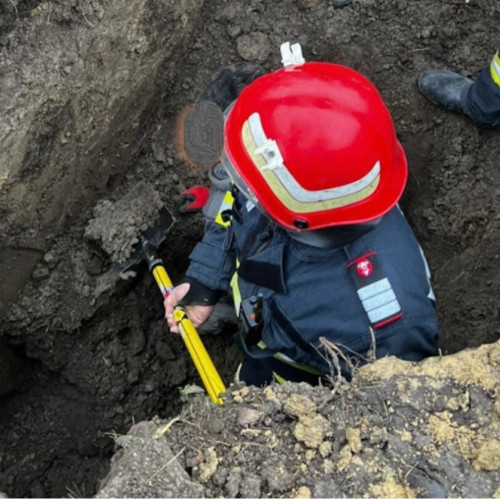 Intervenție dramatică în Ghidigeni după prăbușirea unui mal de pământ