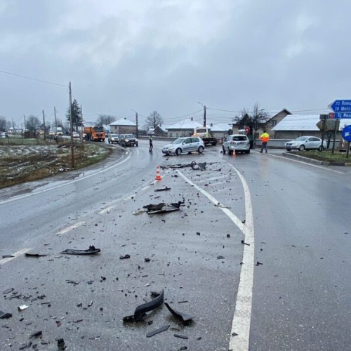 Coliziune între autoturism și tir la Vadu Moldovei, urmată de scurgeri de combustibili. Accident rutier grav pe DN 2 joi dimineață.