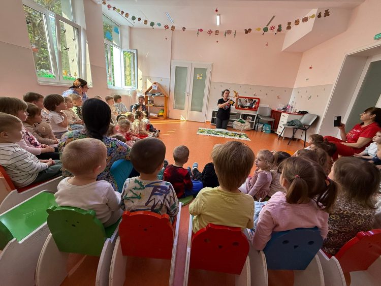 Copiii din Baia Mare descoperă magia lecturii prin „Covorul povestitor”