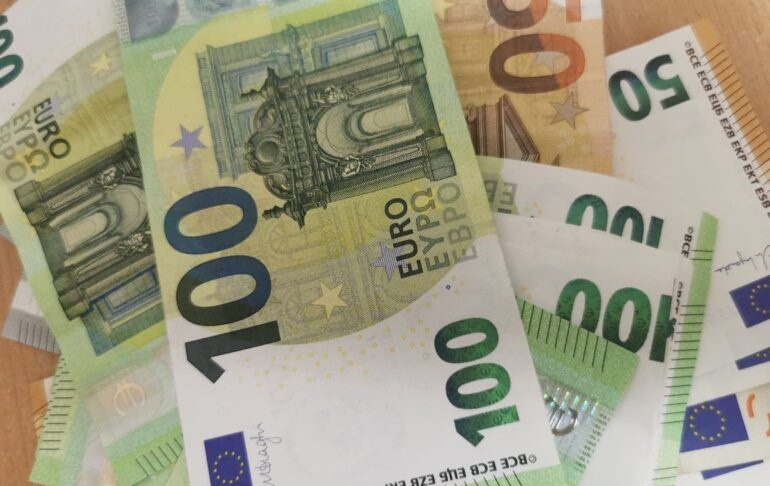 Moneda euro coboară la minimul ultimelor luni, influențată de inflație