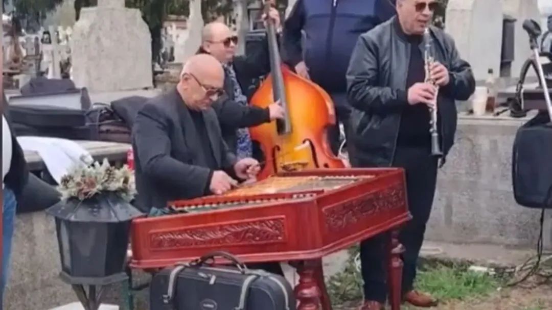 Lăutarii aduc muzica în cimitirul din Giurgiu de Paști