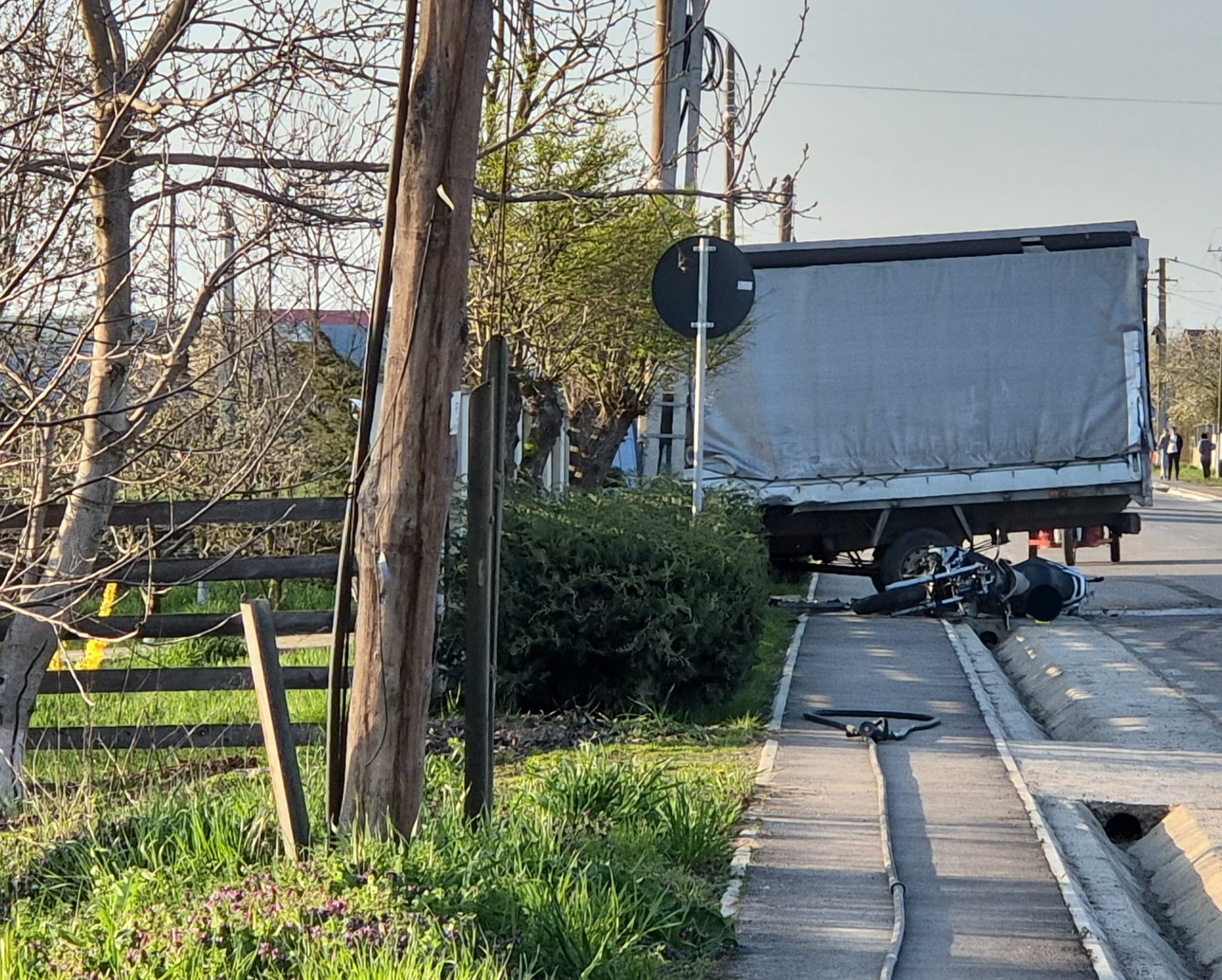 Accident grav în Doljești: tânăr motociclist inconștient după impact