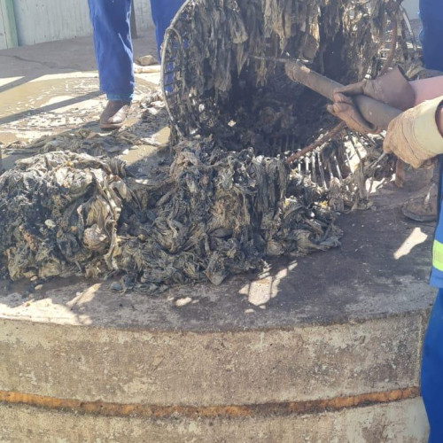 Probleme grave la stația de pompare din Târgu Jiu din cauza deșeurilor necorespunzătoare