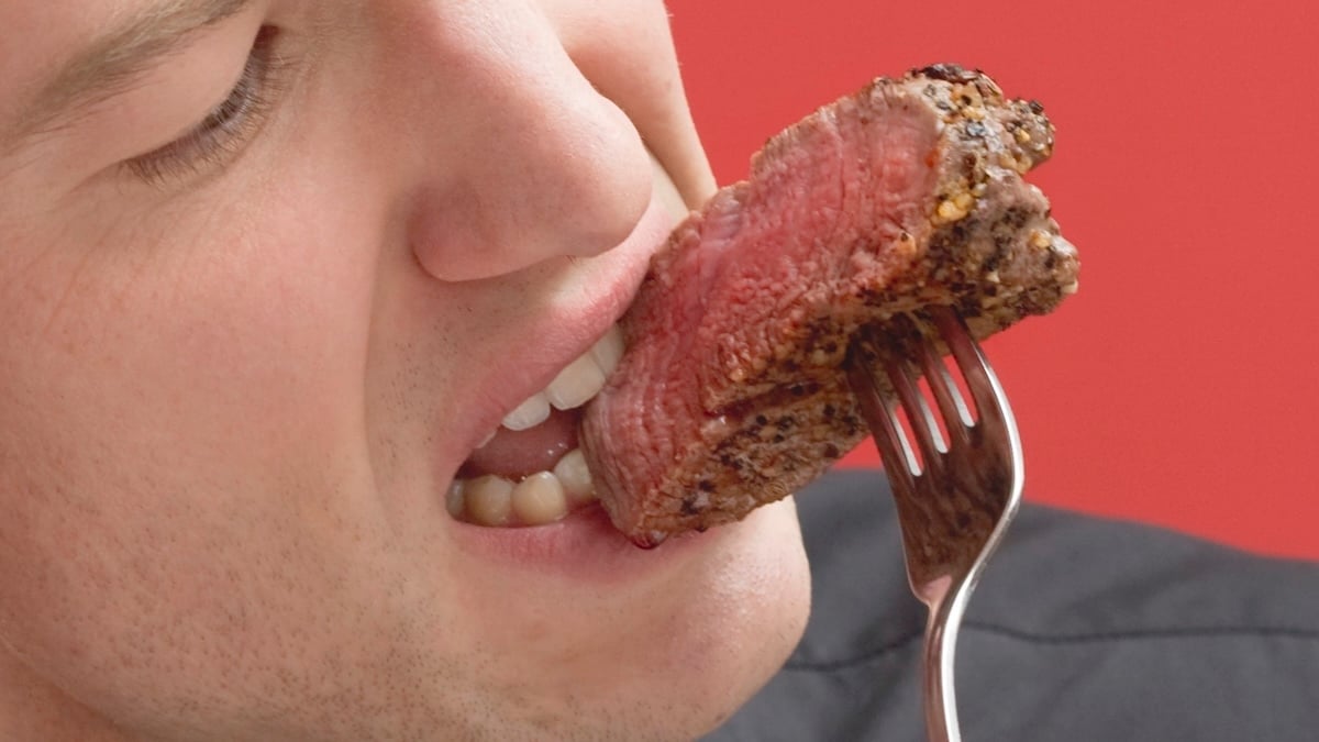 Studiu leagă consumul crescut de carne cu un risc mai scăzut de demență, dar doar pentru un grup