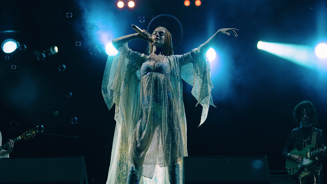 Recenzia „Mother Mary”: Anne Hathaway și Michaela Coel într-un melodramă pop