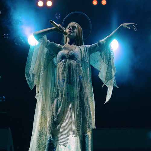 Recenzia 'Mother Mary': Anne Hathaway și Michaela Coel în melodrama pop