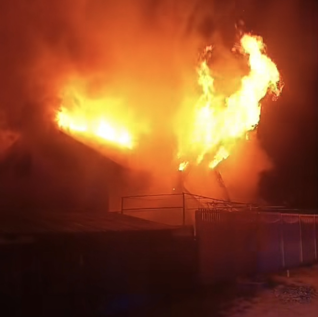 Tragedie la Onești: Un bărbat a murit într-un incendiu devastator