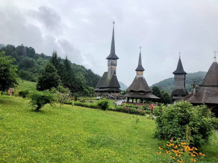 Descoperă frumusețea Mănăstirii Bârsana din Maramureș