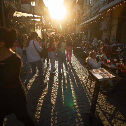 Românii renunță la vacanțe și haine din cauza scumpirilor