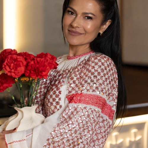 Olguța Berbec, un simbol al muzicii populare românești, împlinește 42 de ani