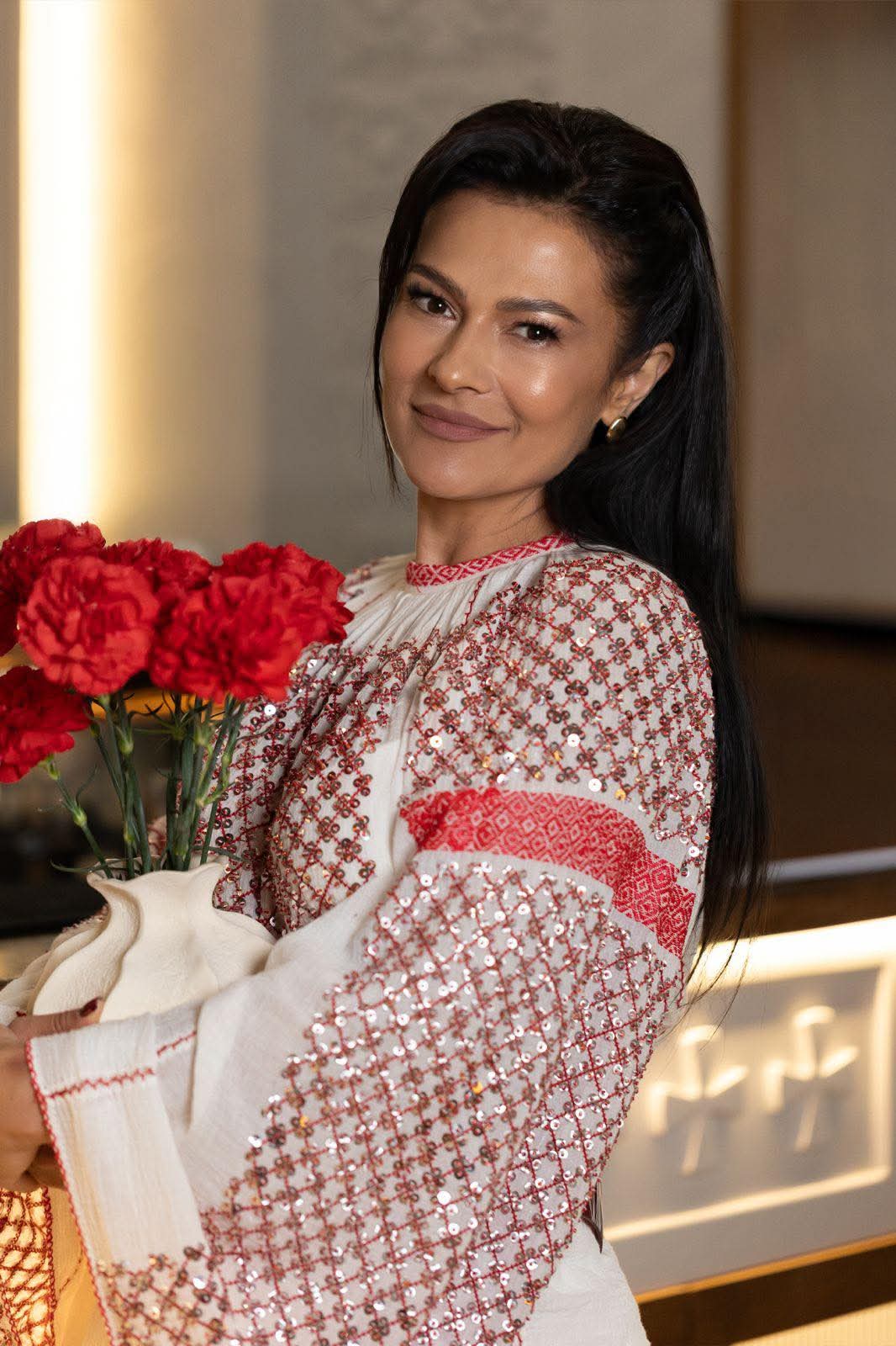 Olguța Berbec, un simbol al muzicii populare românești, împlinește 42 de ani