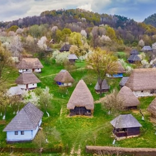 Baia Mare găzduiește „Primăvara în Satul de pe Dealul Florilor”