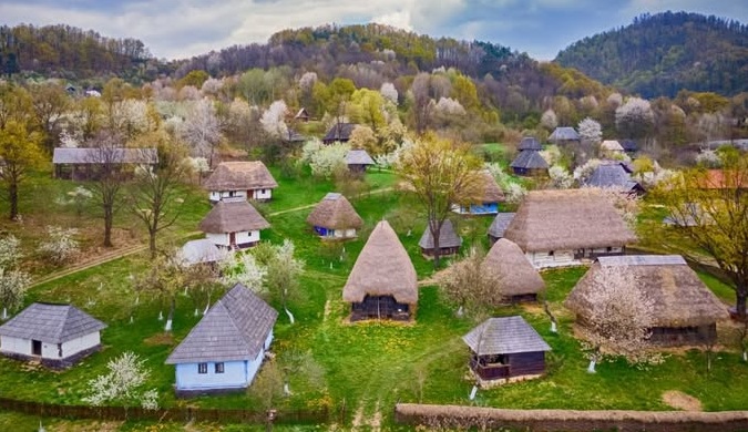 Baia Mare găzduiește „Primăvara în Satul de pe Dealul Florilor”