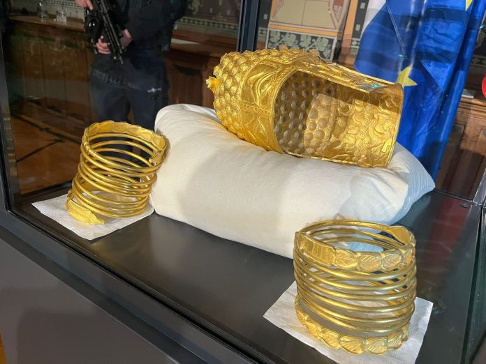 Coiful de la Coţofeneşti și brăţările dacice, repatriate în România