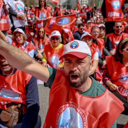 Arestări masive în Turcia după atacurile armate din școli