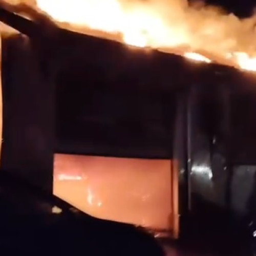 Incendiu devastator la un service auto din Galați, o persoană rănită grav