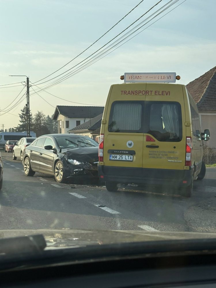 Accident grav pe DN 1C, la Seini, între un microbuz școlar și un autoturism