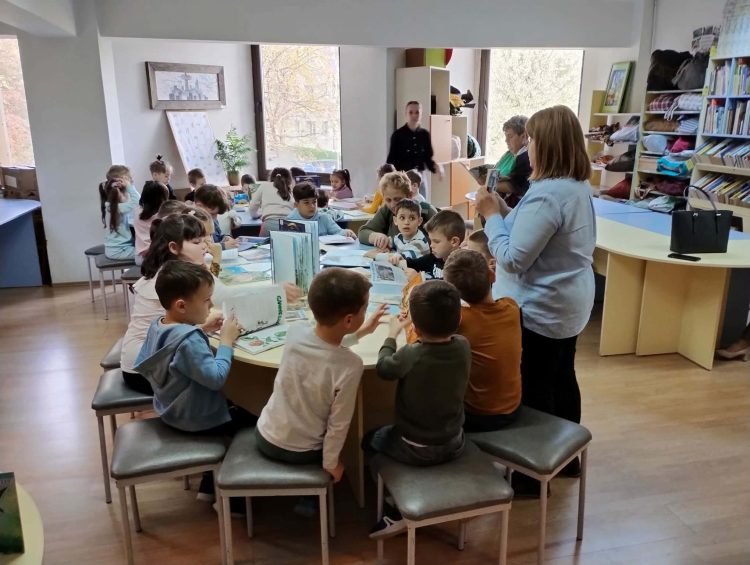 Copiii din Baia Mare redescoperă magia poeziei la bibliotecă