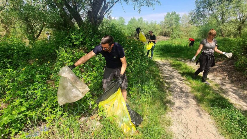 Ecologizare pe malurile râului Mureș, cu participarea comunității