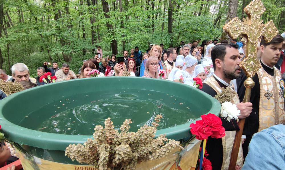 Credincioșii din Dâmbovița sărbătoresc Izvorul Tămăduirii cu procesiuni și agheasmă